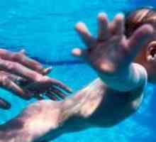 Plavanje lekcije za dojenčke v bazenu.
