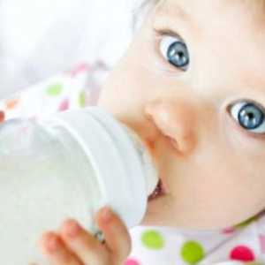 Malčke, dojenčki napaja iz steklenice