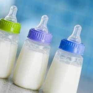 Izlivi majhnih steklenic dojenčke s formulo