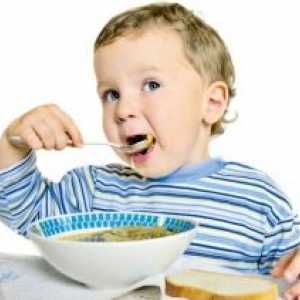 Otrok se nauči jesti z žlico