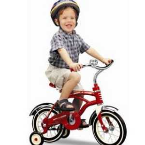 Kako naučiti otroka vožnje s kolesom? Praksa in teorija "mamo"