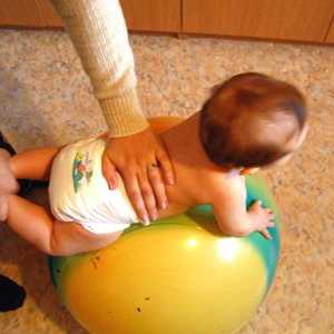 Polnjenje na žogo za otroke. Vadba na žogi za dojenčke. Fitball za dojenčke koristno in zanimivo